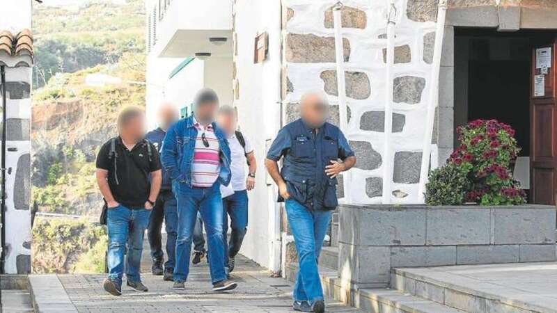 Agentes de la Guardia Civil en el Ayuntamiento de Valsequillo (Foto C7/Borja Suárez)